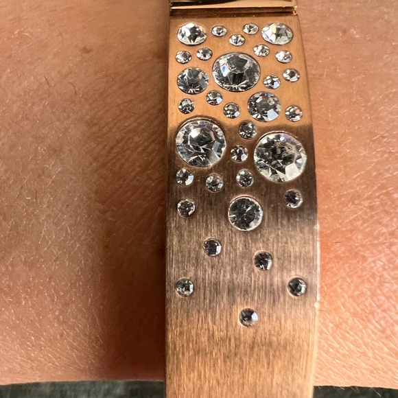 MICHAEL KORS ROSE GOLD TONE,SCATTERED PAVE HINGE OVAL CUFF BRACELET MKJ5989 - Picture 3 of 9